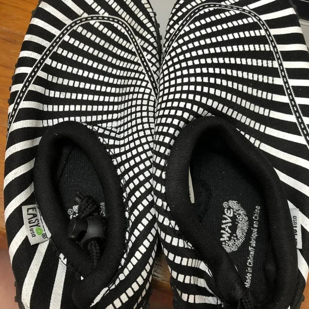 Kids black and white wave swim shoes